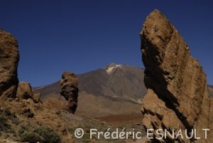 Le volcan Teide (3718m) et Los Roques de Garcia & Cinchado, formes anthropomorphes résultat de l'érosion de vieilles cheminées et coulées de lave